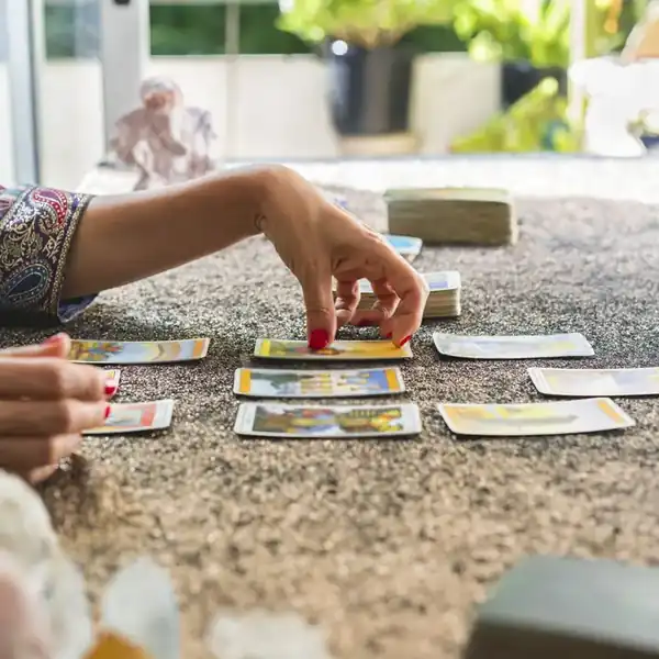 Lunathea interpretando las cartas durante una lectura de tarot